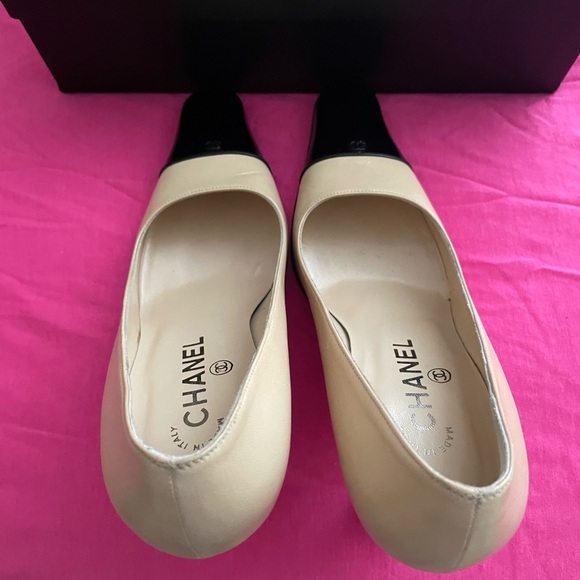 Chanel size 35.5 cream with black cap tip in great condition - Picture 3 of 7